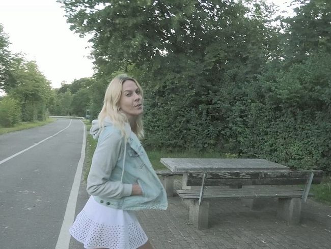 Miley-Weasel Porno Video: Blonde Schlampe schnell auf dem Parkplatz gefi**t !!