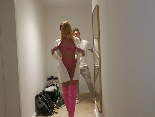 Miley-Weasel Porno Video: Das erste mal Hausbesuch...damit hatte er nicht gerechnet !!