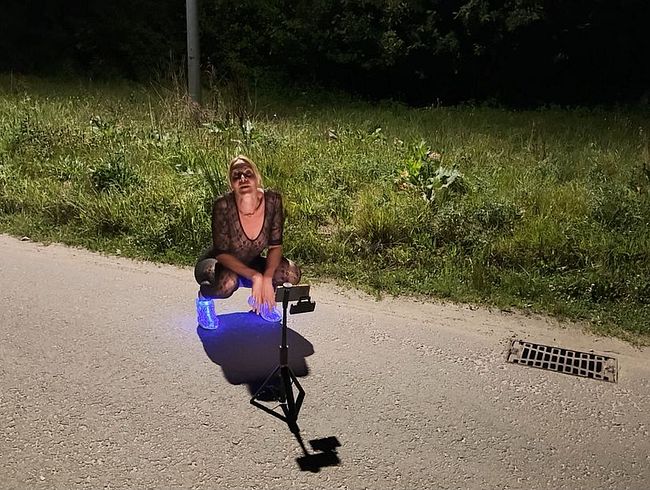 Miley-Weasel Porno Video: Er folgt mir !! Krasser gehts nicht!! Fremder Trucker fi**t mich mitten auf der Strasse !!
