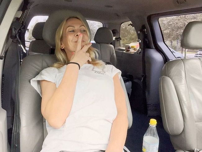 Miley-Weasel Porno Video: fu*k...allein im Auto auf dem öffentlichen Parkplatz erwischt !!