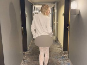 Miley-Weasel Porno Video: Versaute Blondine treibt es wild im Hotel !!