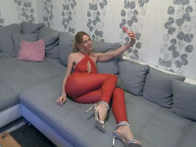 Miley-Weasel Porno Video: Wie geil ist das denn ? Spontaner fo**enfi** in Leder !!