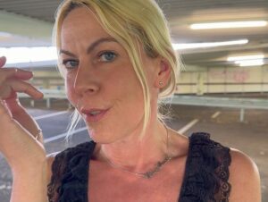 Miley-Weasel Porno Video: WTF !? Spanner fi**t meinen ars** im Parkhaus!!